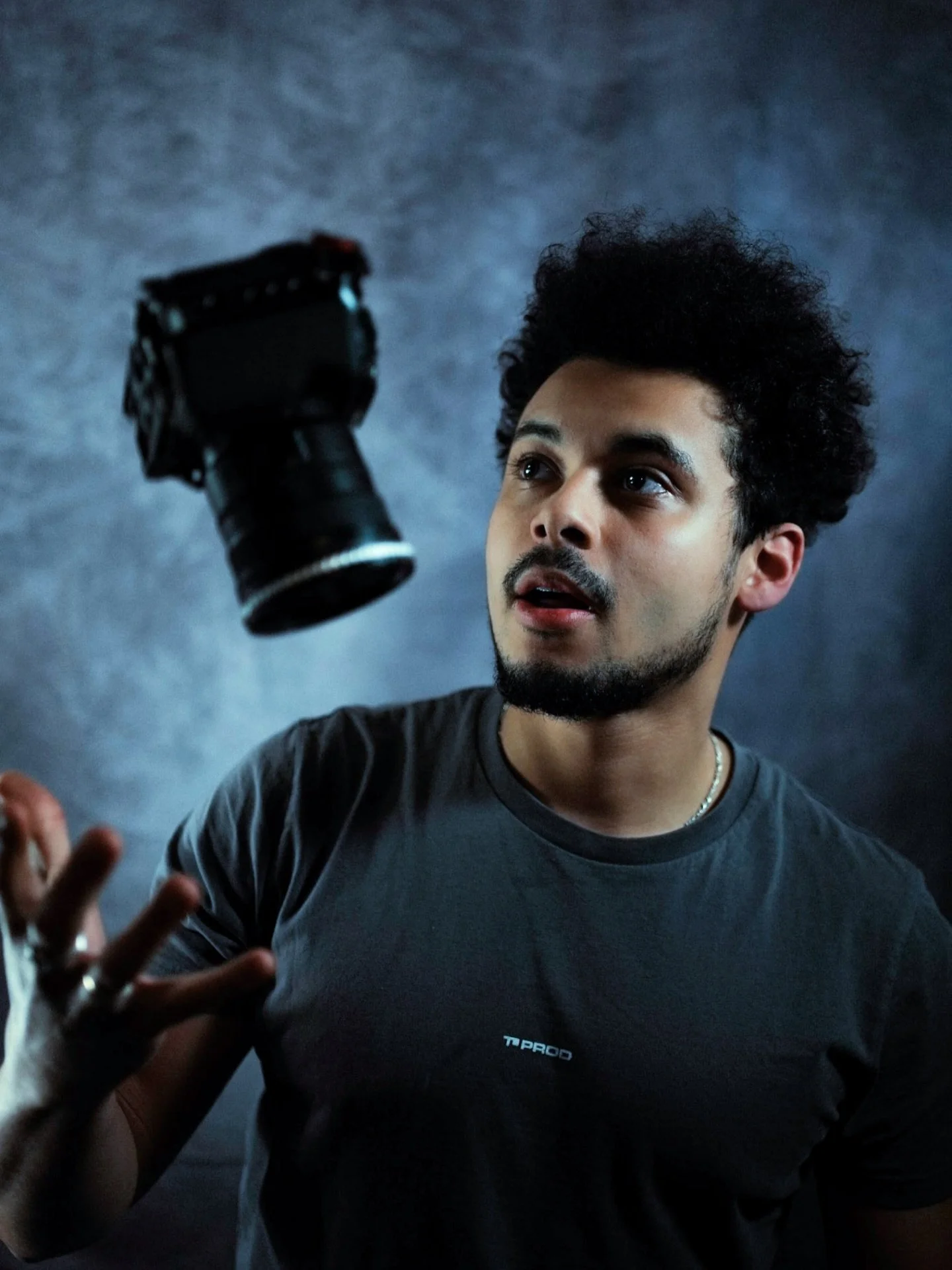 Corentin !

L&rsquo;atout technique du trio qui vous accompagne sur vos bande d&eacute;mos et shooting photo. 
Une ma&icirc;trise du lancer de bo&icirc;tier qui atteste d&rsquo;une r&eacute;elle confiance en ses capacit&eacute;s de lancer et de cadra