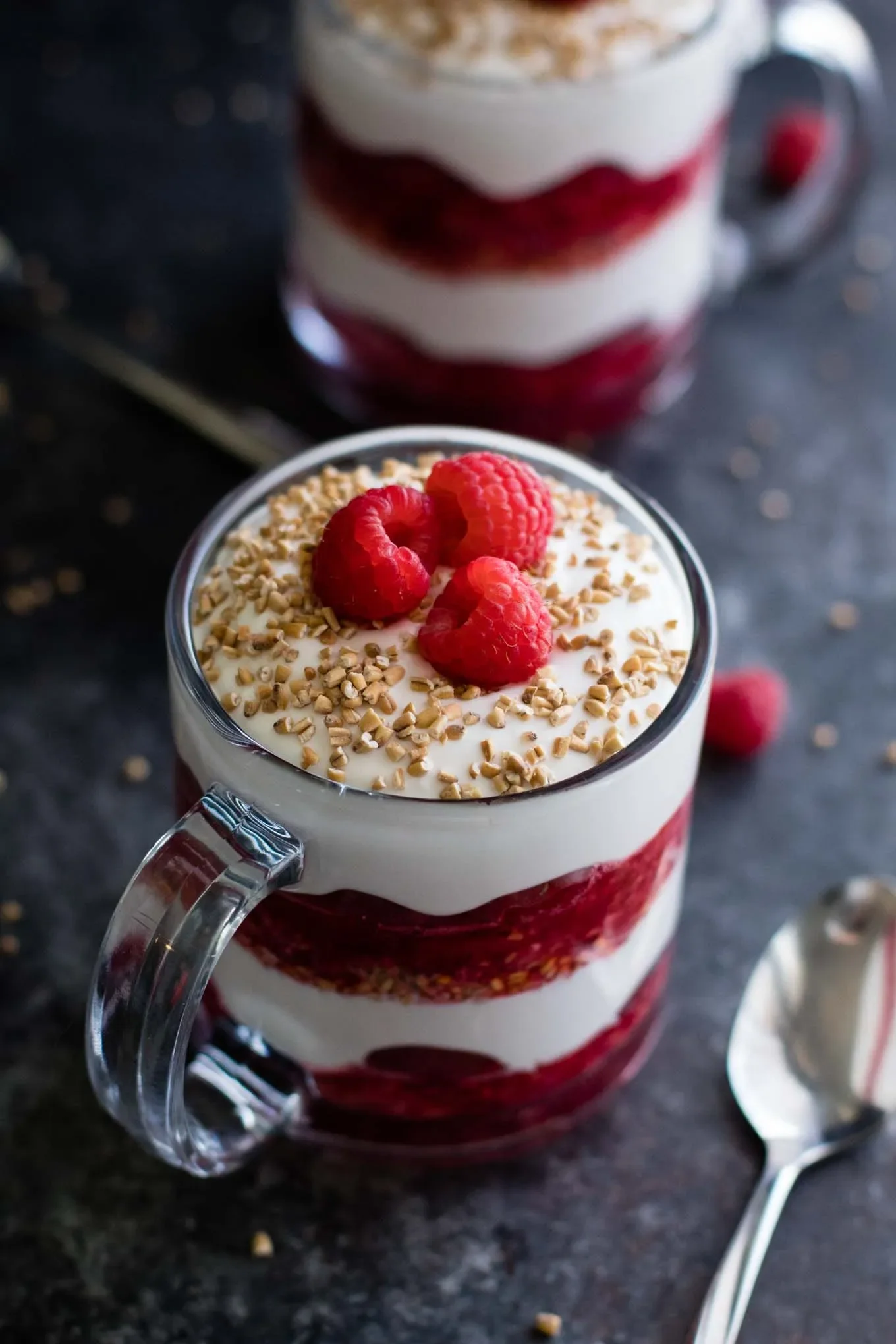 Cranachan, dessert écossais à base de crème fouettée, framboises et flocons d'avoine