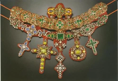 Collier de San Gennaro orné de croix en émeraudes, rubis et diamants, constitué sur 150 ans de dons de souverains européens et de Napolitains anonymes