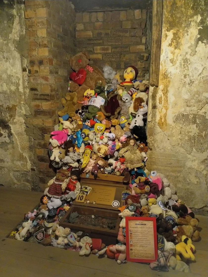 Mary King's Close à Édimbourg - autel de peluches de la petite Annie dans la close souterraine