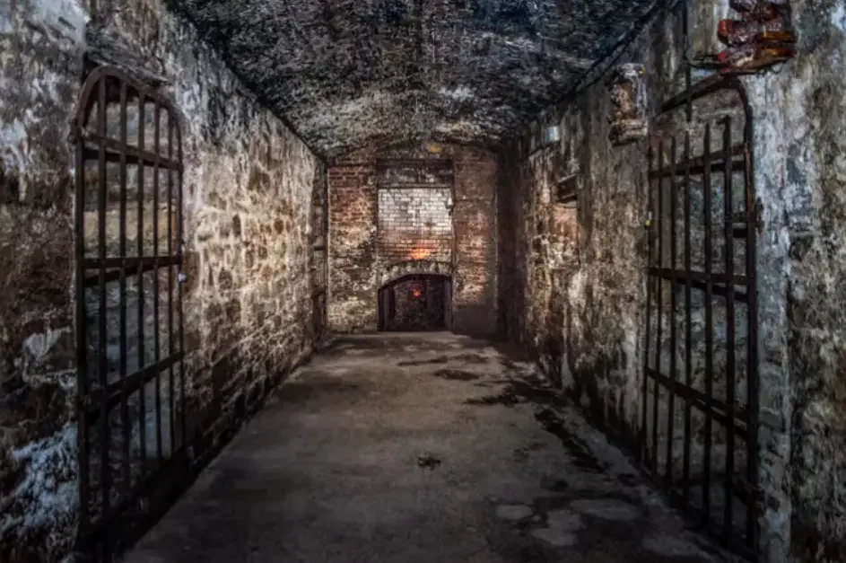 Intérieur des vaults du South Bridge à Édimbourg, caves voûtées en pierre avec barreaux