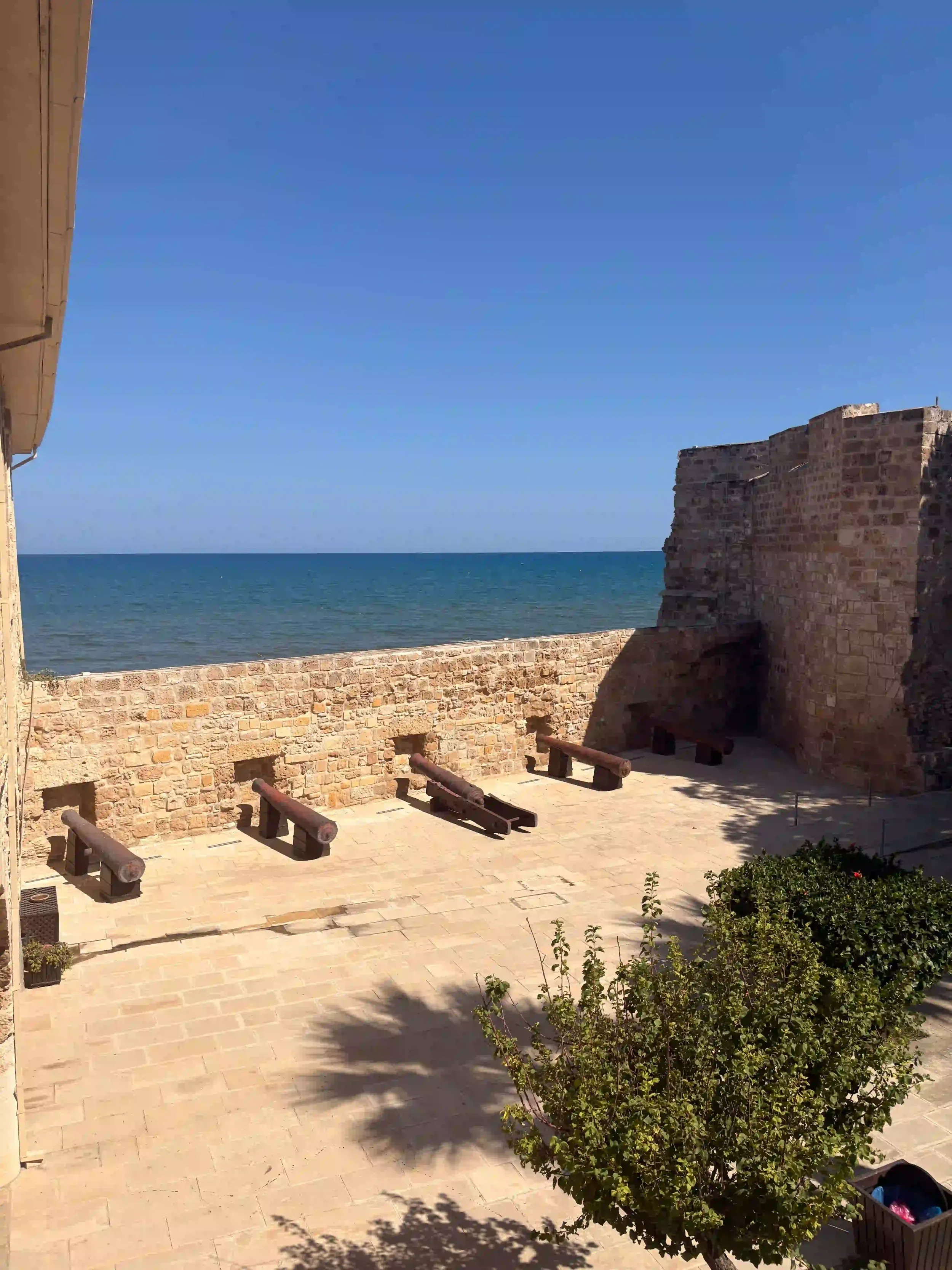 Vue sur les remparts du château de Larnaca et la mer Méditerranée en arrière-plan
