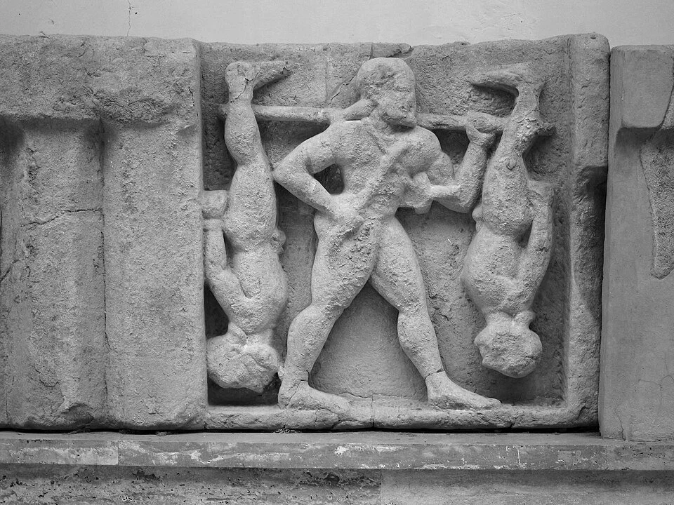 Héraclès portant les Cercopes attachés tête en bas, métope du temple de Paestum, mythologie grecque