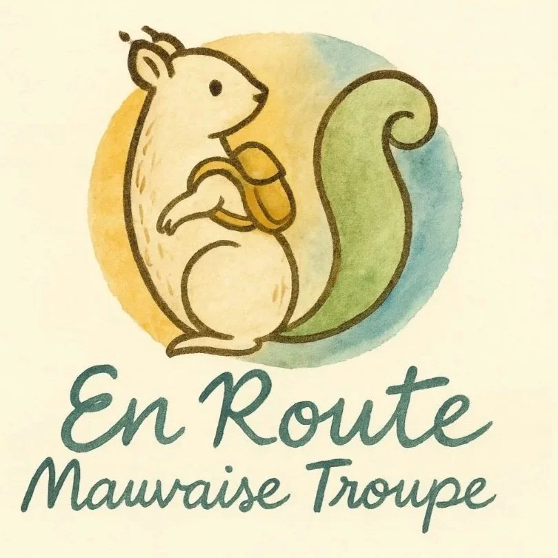 Logo d'une écureuil avec un sac à dos et une expression neutre, avec un fond rond en dégradé de couleurs pastel, et le texte 'En Route Mauvaise Troupe' en dessous.