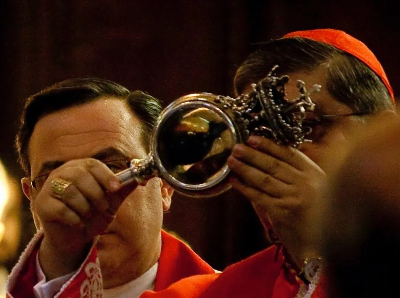 Cardinal tenant le reliquaire contenant le sang de San Gennaro lors de la cérémonie dans la cathédrale de Naples