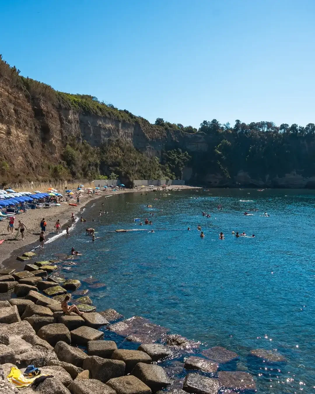 Plage de Procida, Italie - eau cristalline et falaises de l'île de la baie de Naples