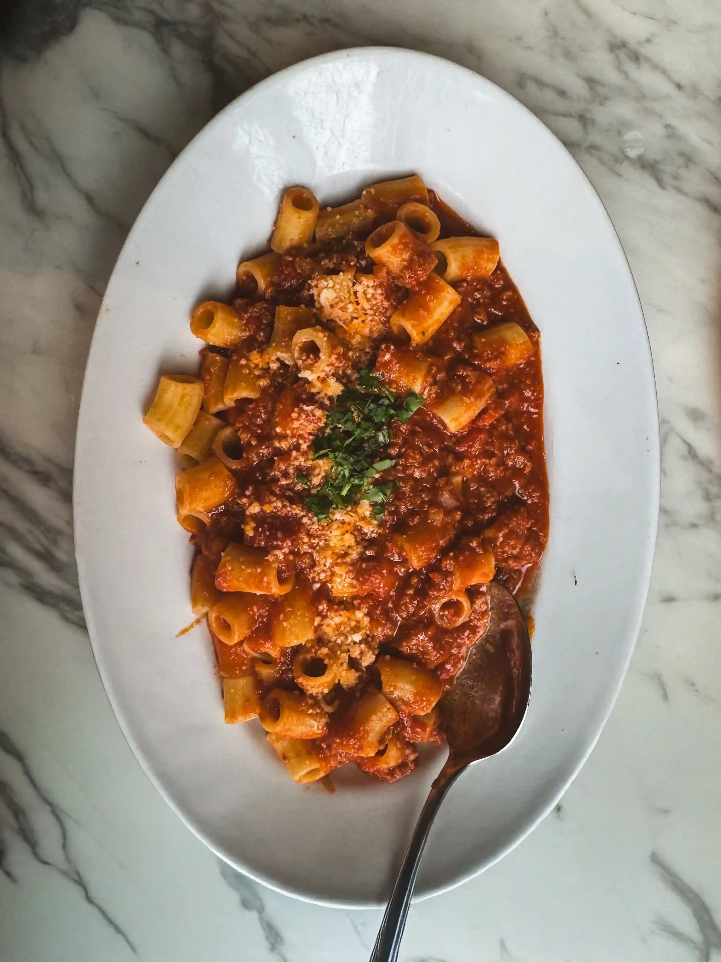 Ragù napolitain servi avec des rigatoni, plat traditionnel du dimanche à Naples