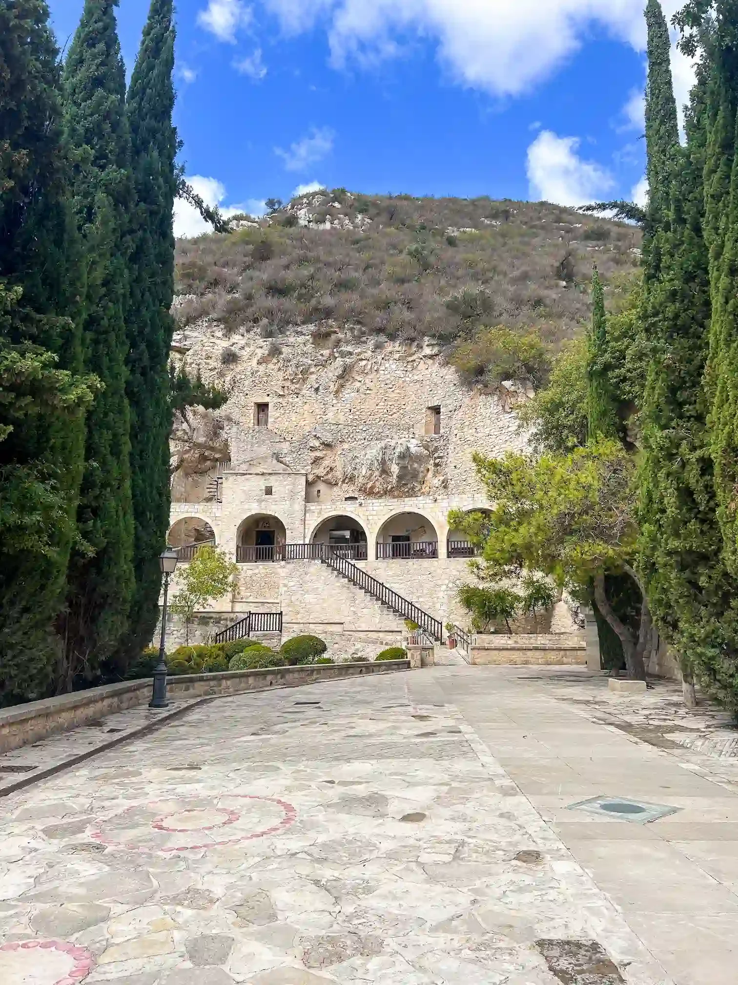 Façade de l'Enkleistra creusée dans la falaise, avec l'escalier d'accès, au monastère Agios Neophytos près de Paphos