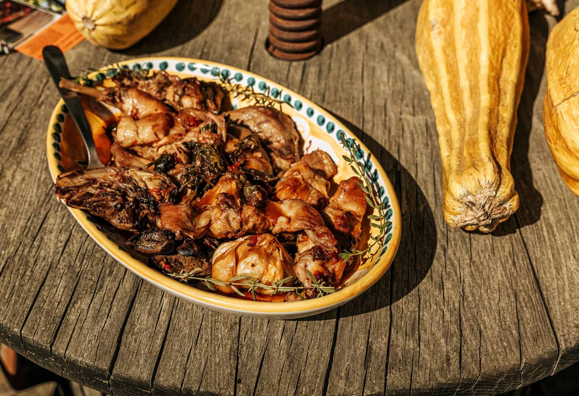 Coniglio all'ischitana, ragoût de lapin traditionnel servi dans un plat en terre cuite à Ischia