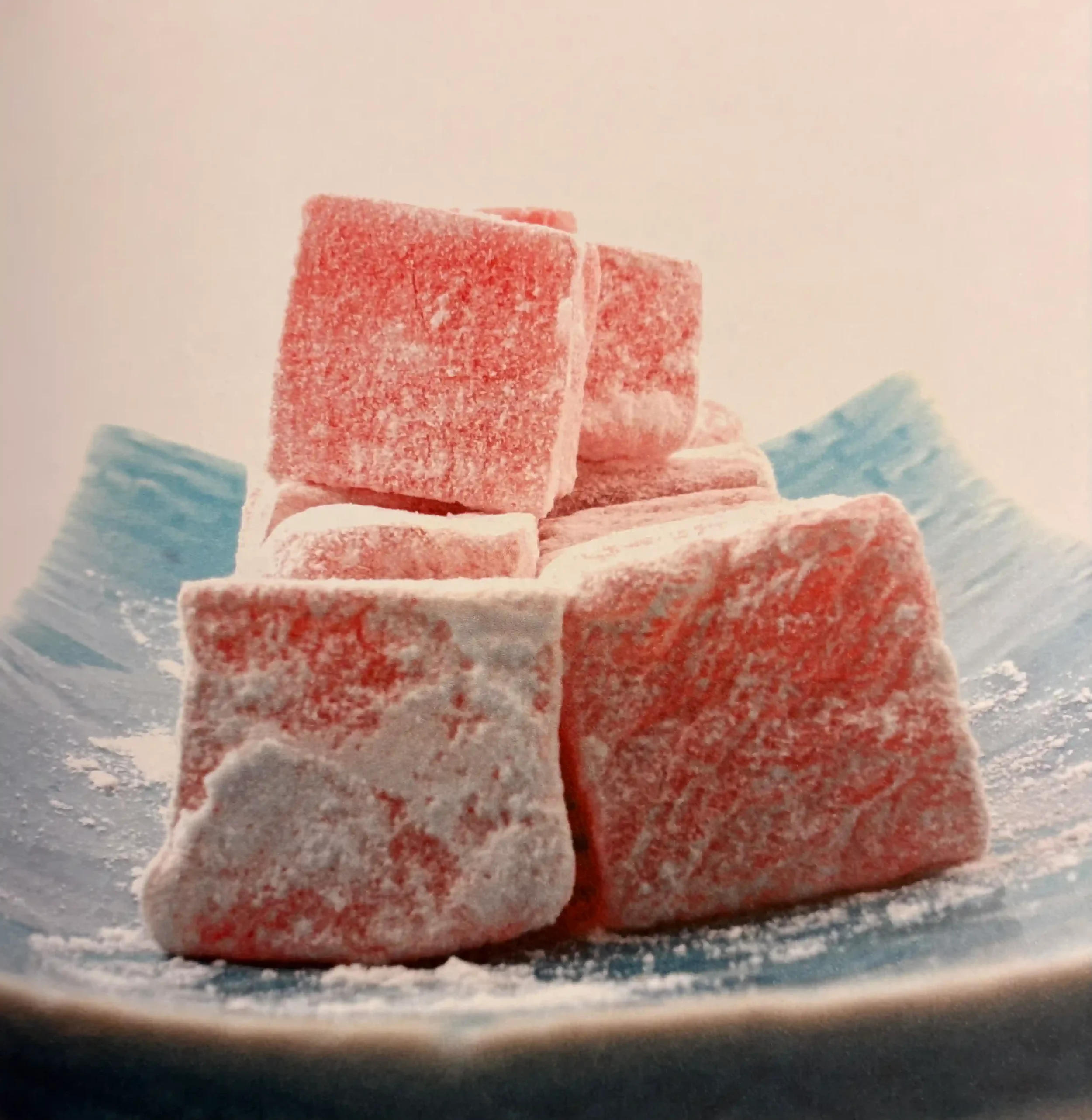 Loukoumi de Geroskipou à la rose, découpé en cubes et enrobé de sucre glace