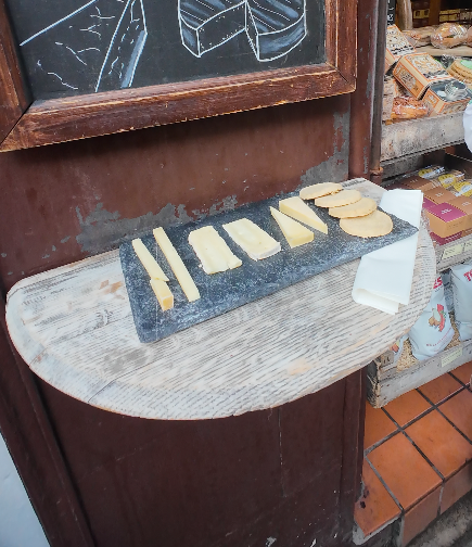 Dégustation de fromages écossais fermiers chez IJ Mellis, Victoria Street, Édimbourg