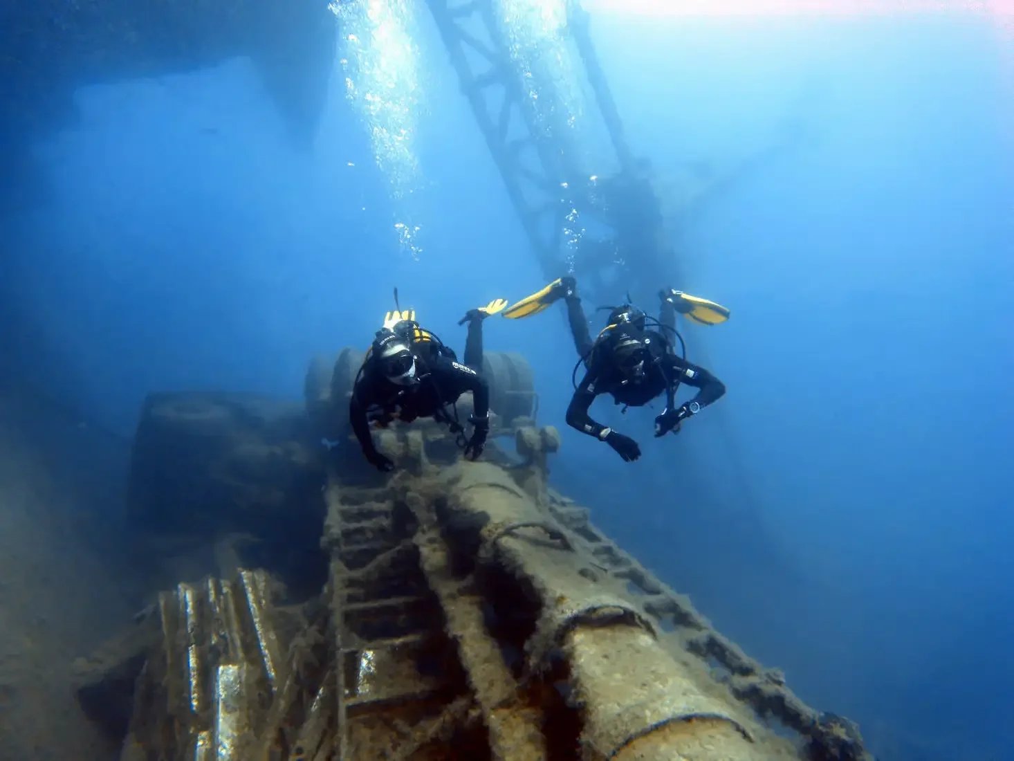 Deux plongeurs explorent l'épave du Zenobia au large de Larnaca, Chypre