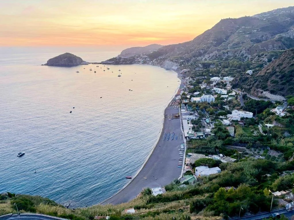 Vue surplombant la plage des Maronti, proche de Sant'Angelo, Ischia