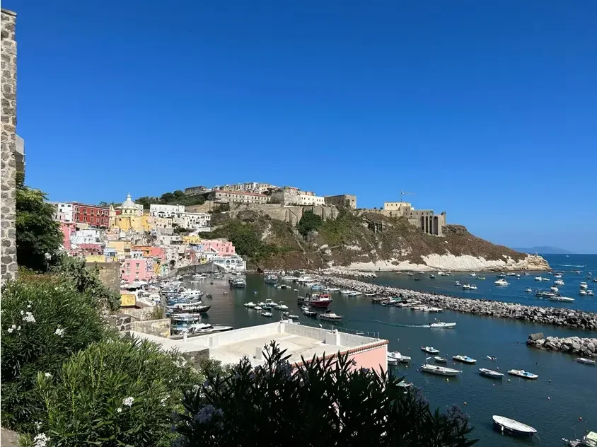 Vue panoramique sur l'île de Procida, Italie - Terra Murata et le port depuis la mer