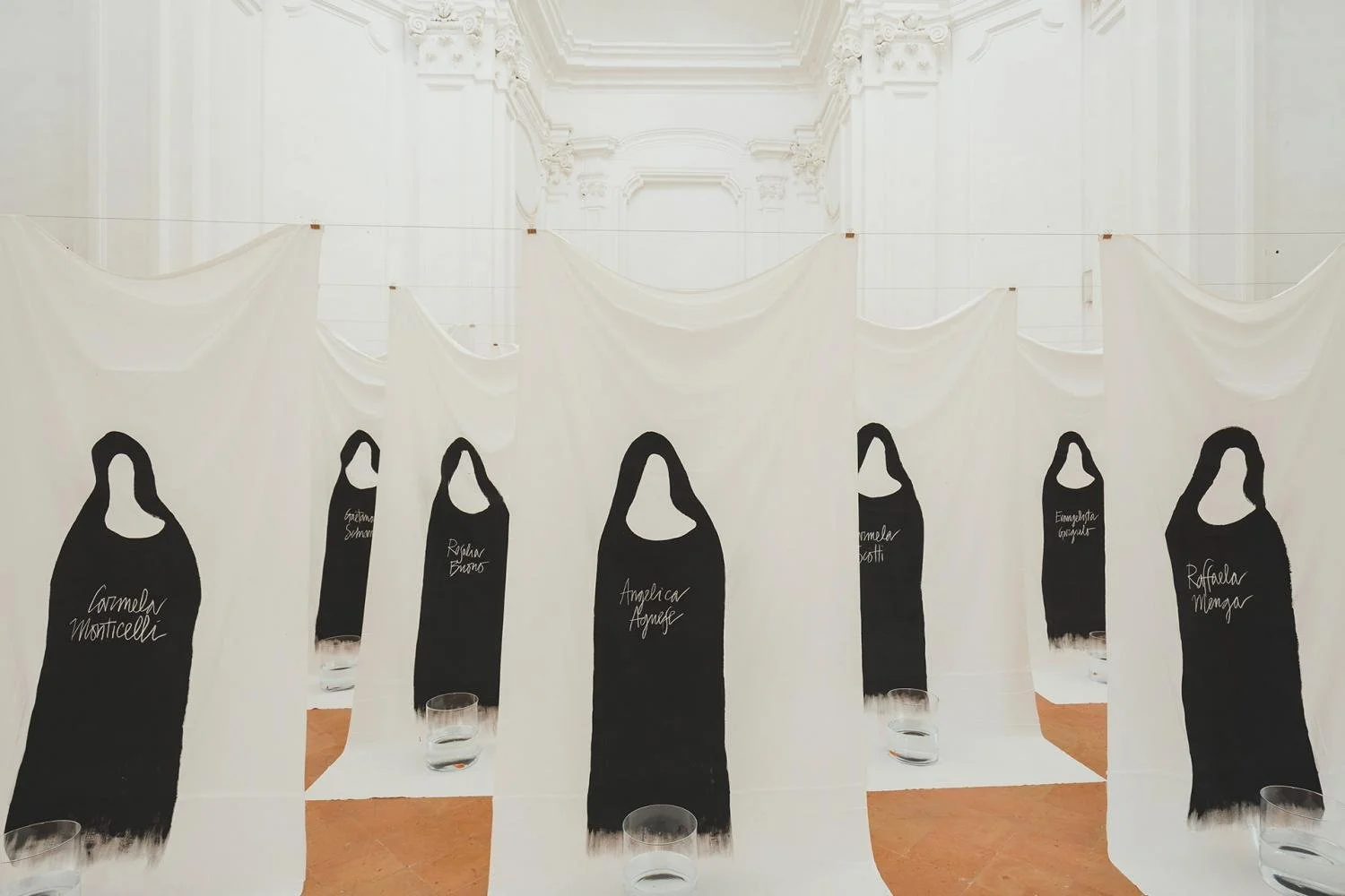 Image de l'exposition "16 Clarisse" de 2019, dans les murs de l'église de l'Immacolata