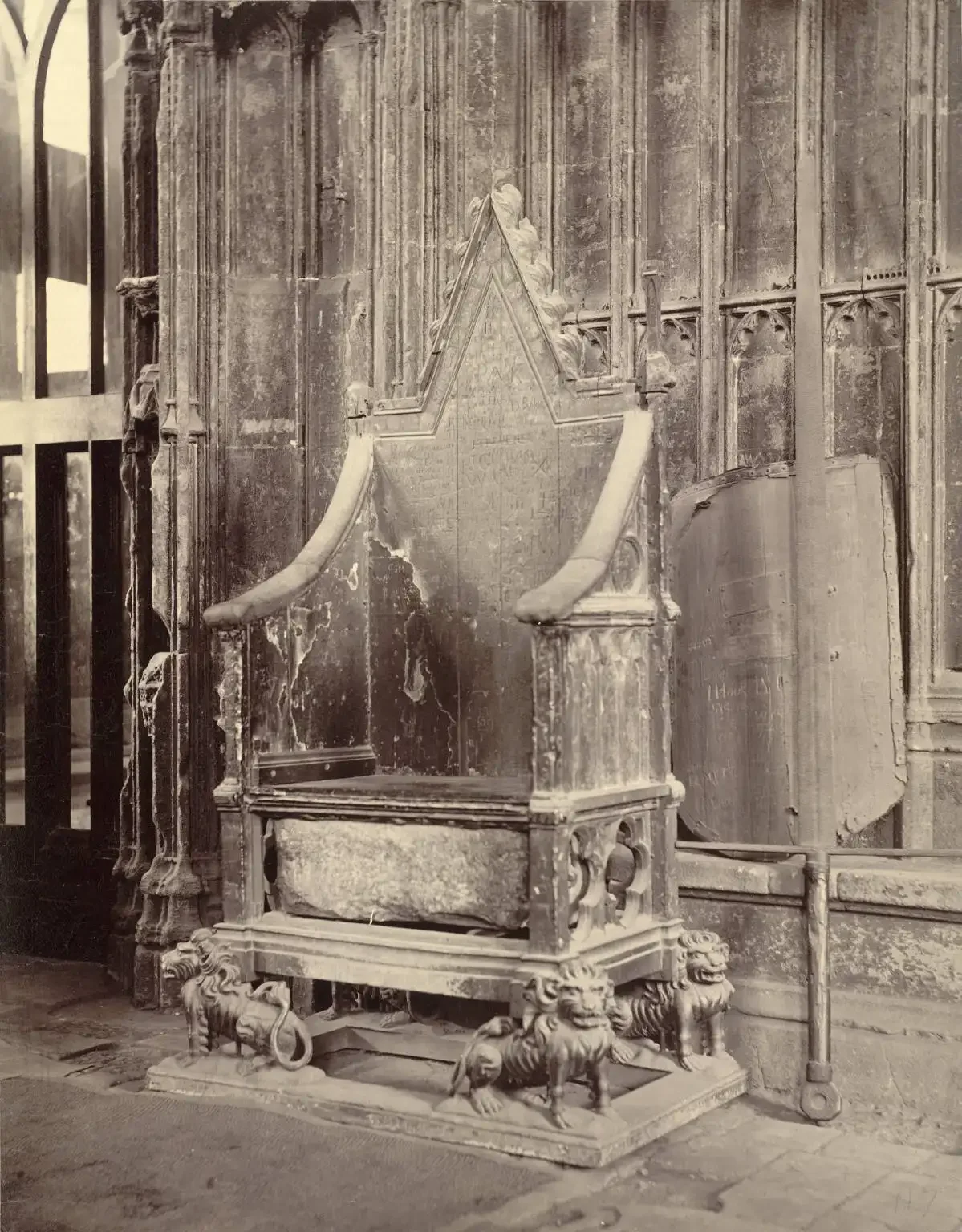 La chaise du couronnement de Westminster Abbey avec la Pierre du Destin encastrée en dessous — photographie du XIXe siècle