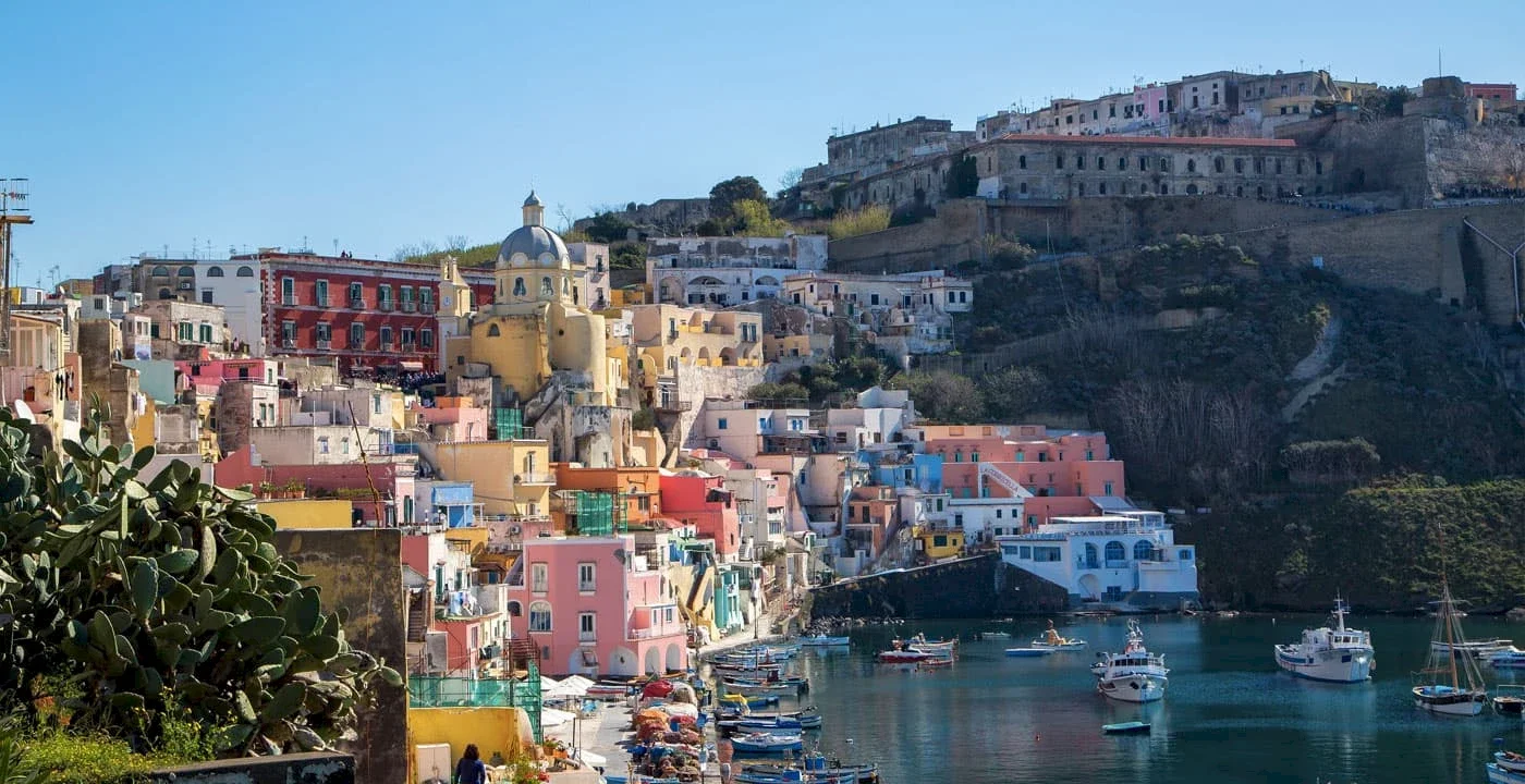 Procida, Italie - vue sur Terra Murata et les maisons colorées depuis les hauteurs de l'île