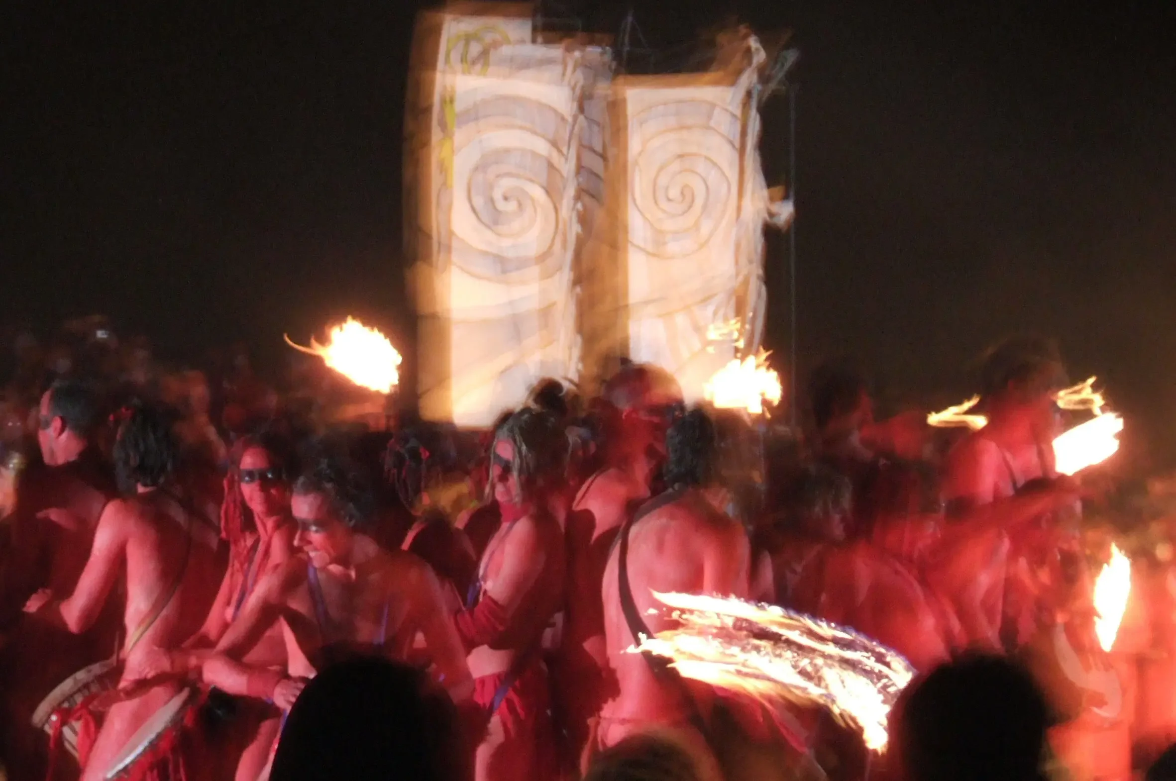 Danseurs peints et corps de feu lors de la procession du Beltane Fire Festival à Édimbourg