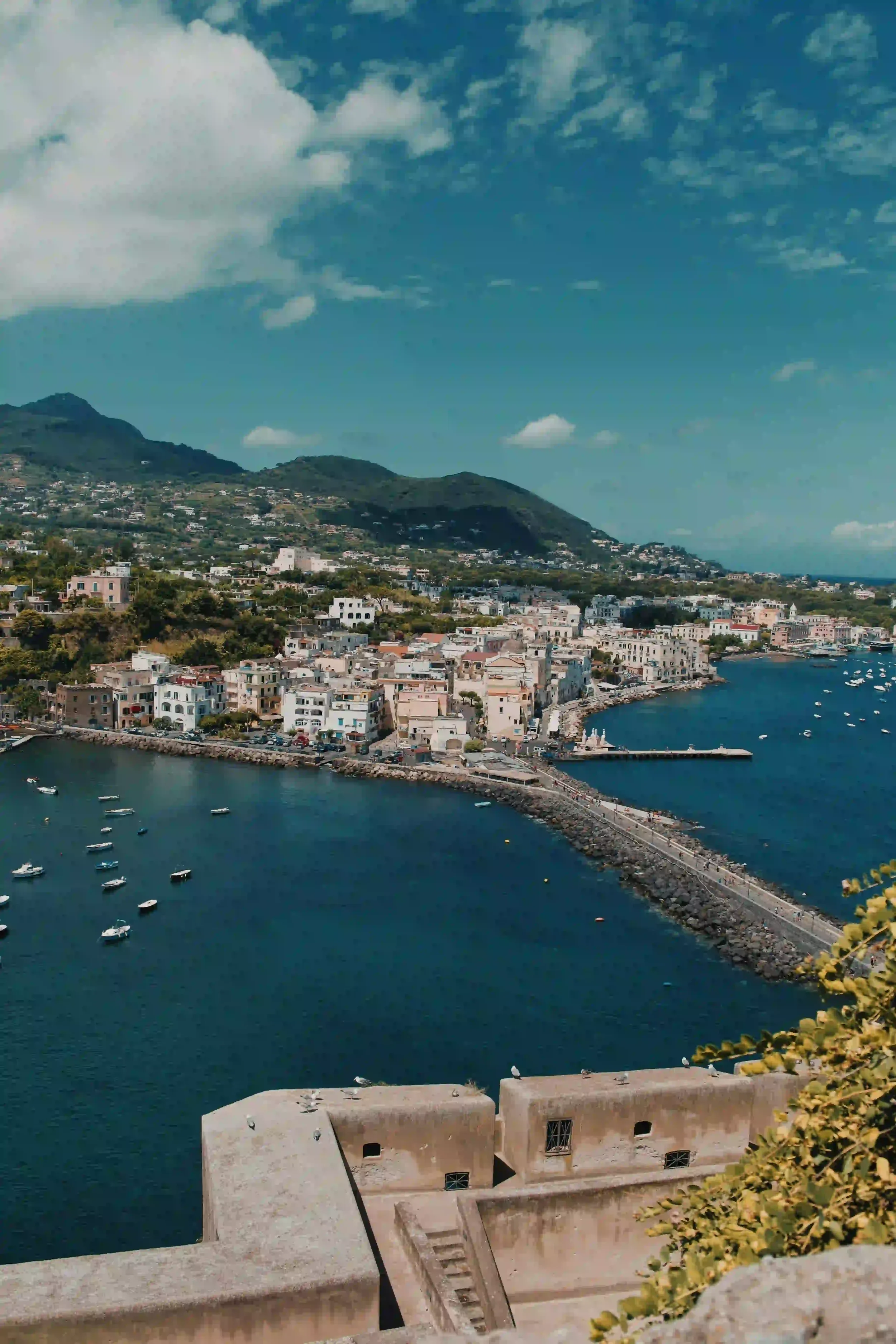 Vue sur le Castello Aragonese depuis le port d'Ischia Ponte