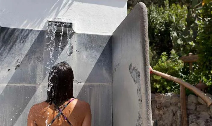 Douche thermale sous les cascades d'eau de la source de Nitrodi, Barano d'Ischia