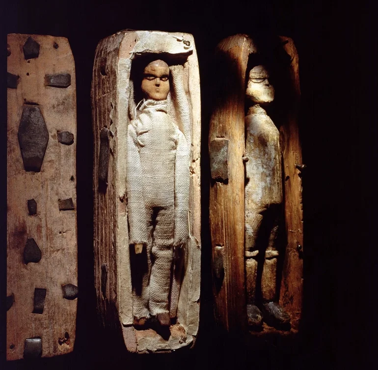 Deux des figurines exposées au National Museum
