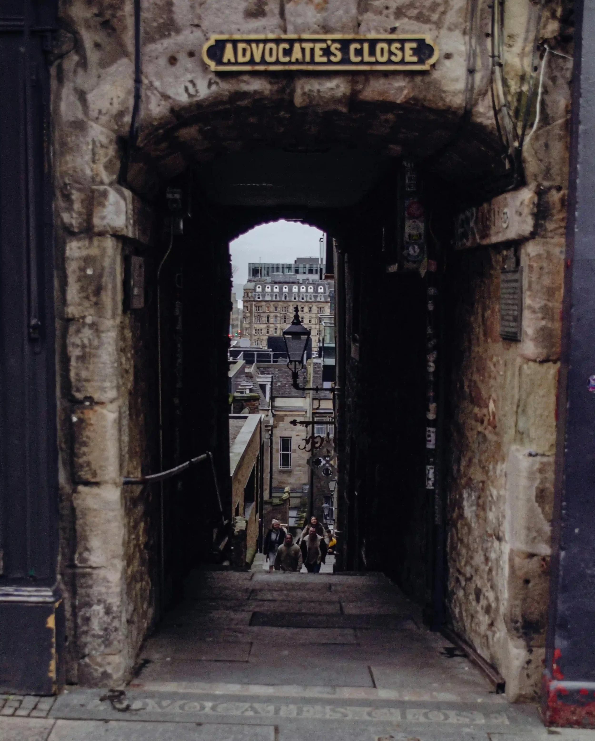 Advocate's Close sur le Royal Mile d'Édimbourg - passage médiéval avec vue sur la New Town