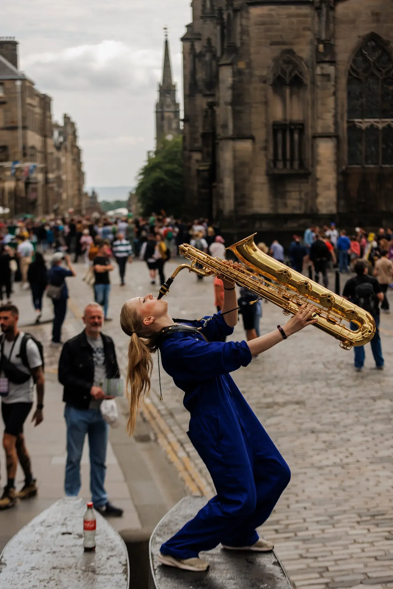 Musicienne jouant du saxophone dans la foule du Royal Mile pendant le Fringe à Édimbourg