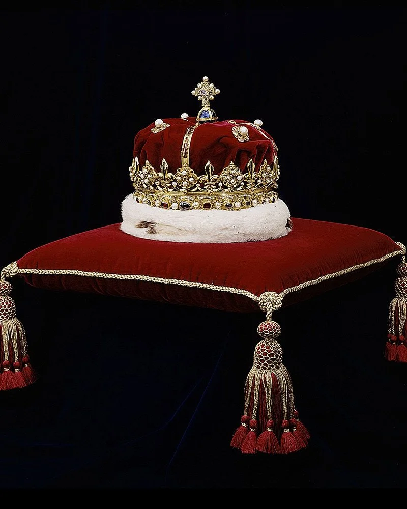 Couronne d'Écosse posée sur son coussin, partie des Honours of Scotland exposés au château d'Édimbourg