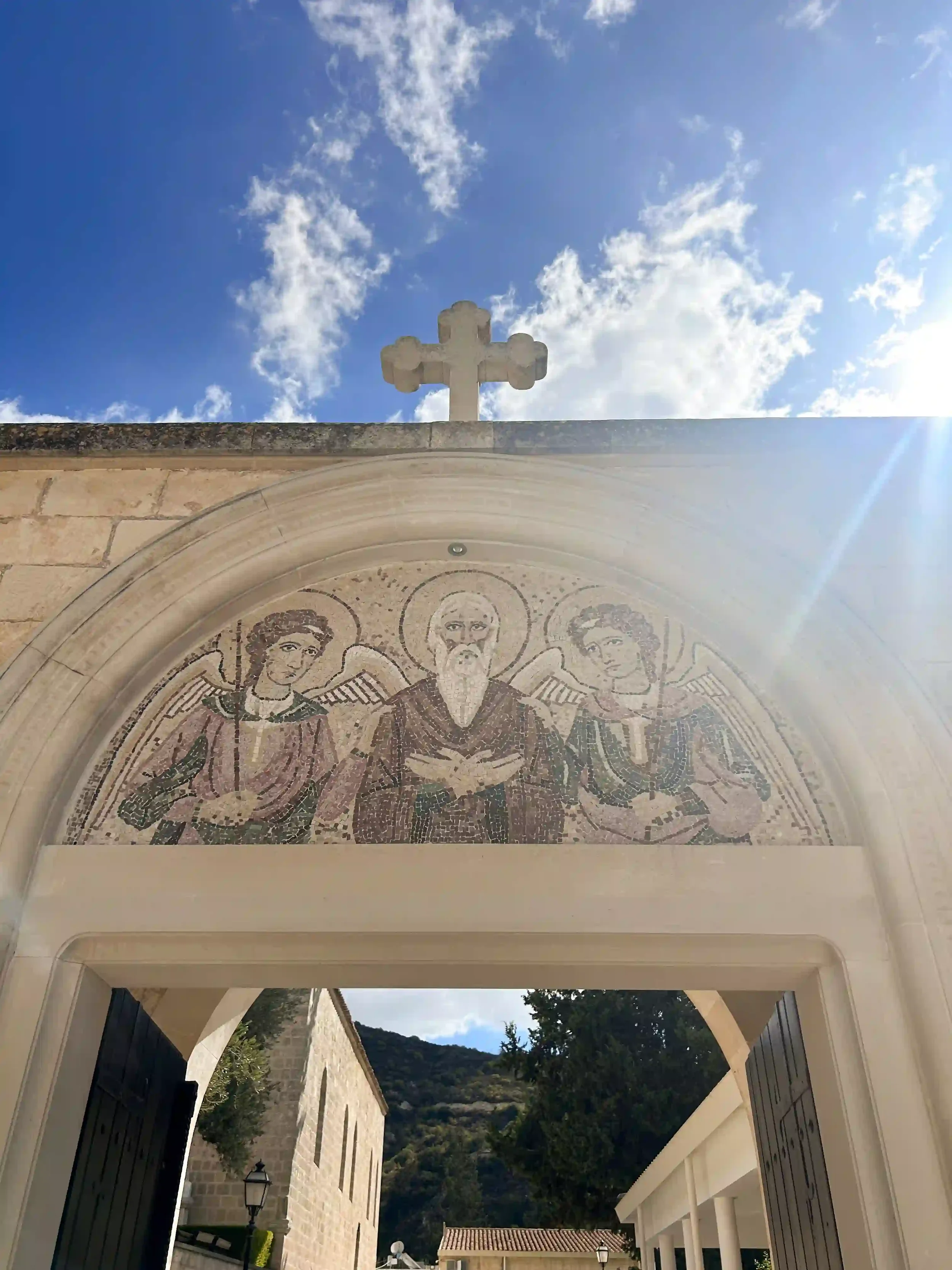 Mosaïque de saint Néophytos entouré de deux anges, au-dessus d'une entrée du monastère Agios Neophytos