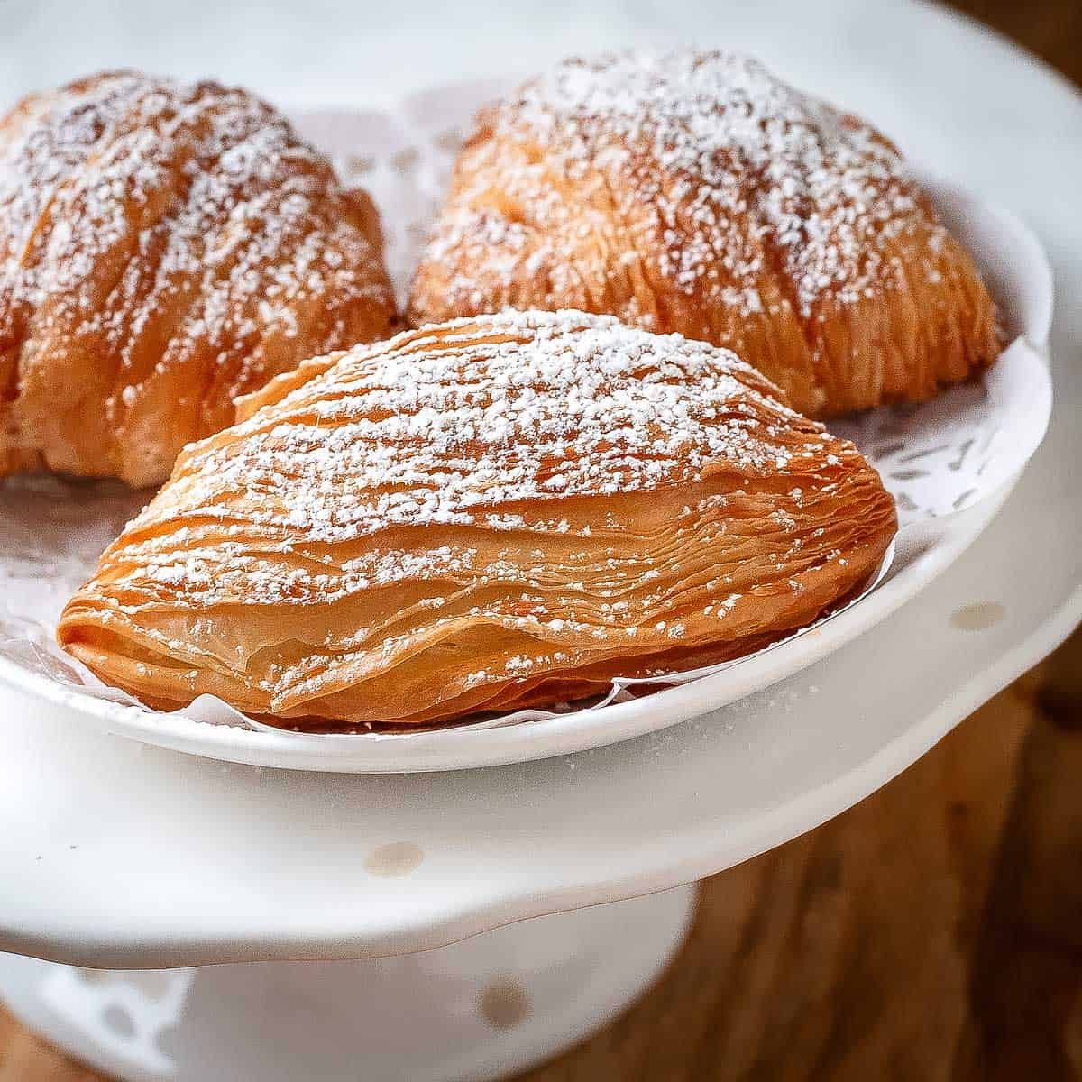 Sfogliatella riccia napolitaine saupoudrée de sucre glace - spécialités de Naples