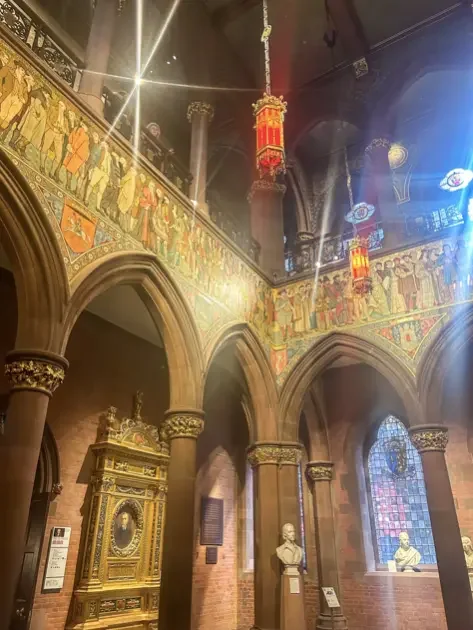 Intérieur de la Scottish National Portrait Gallery d'Édimbourg, Great Hall avec fresque et voûte dorée