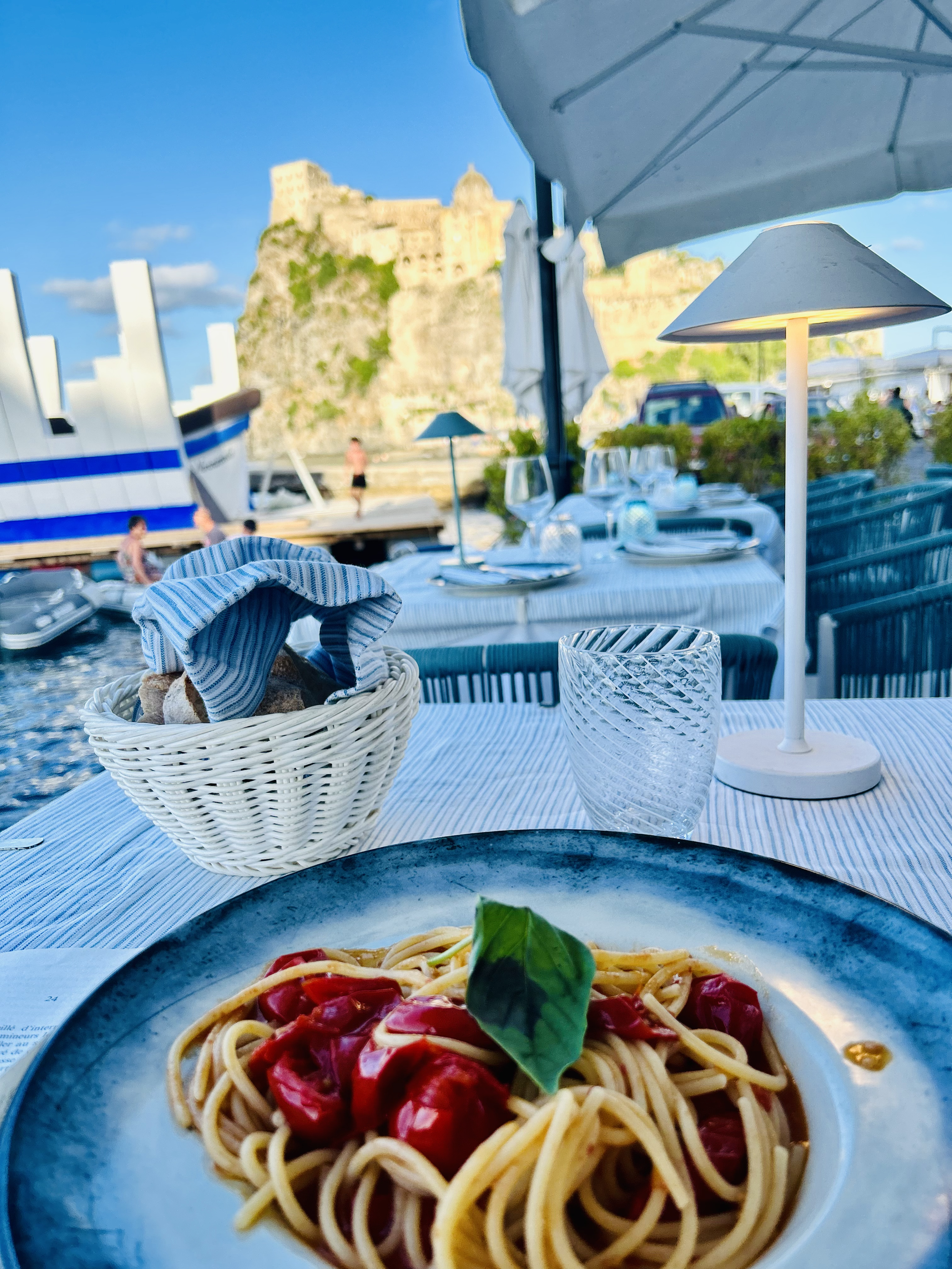 Plat de pâtes devant le château aragonais à Ischia