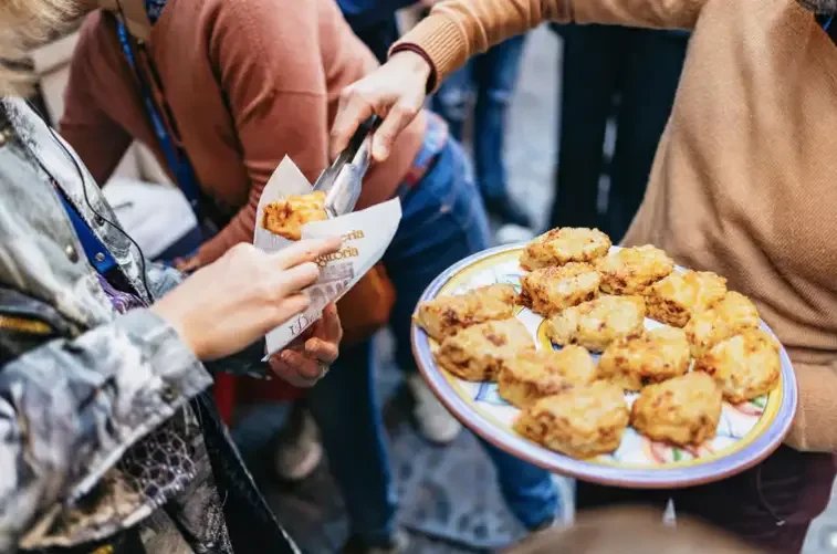 Frittatina di pasta, galette de pâtes frite, spécialité de street food dégustée lors d'un food tour à Naples