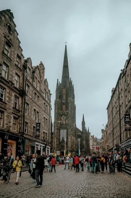 Royal Mile d'Édimbourg - High Street animée avec la cathédrale St Giles en arrière-plan