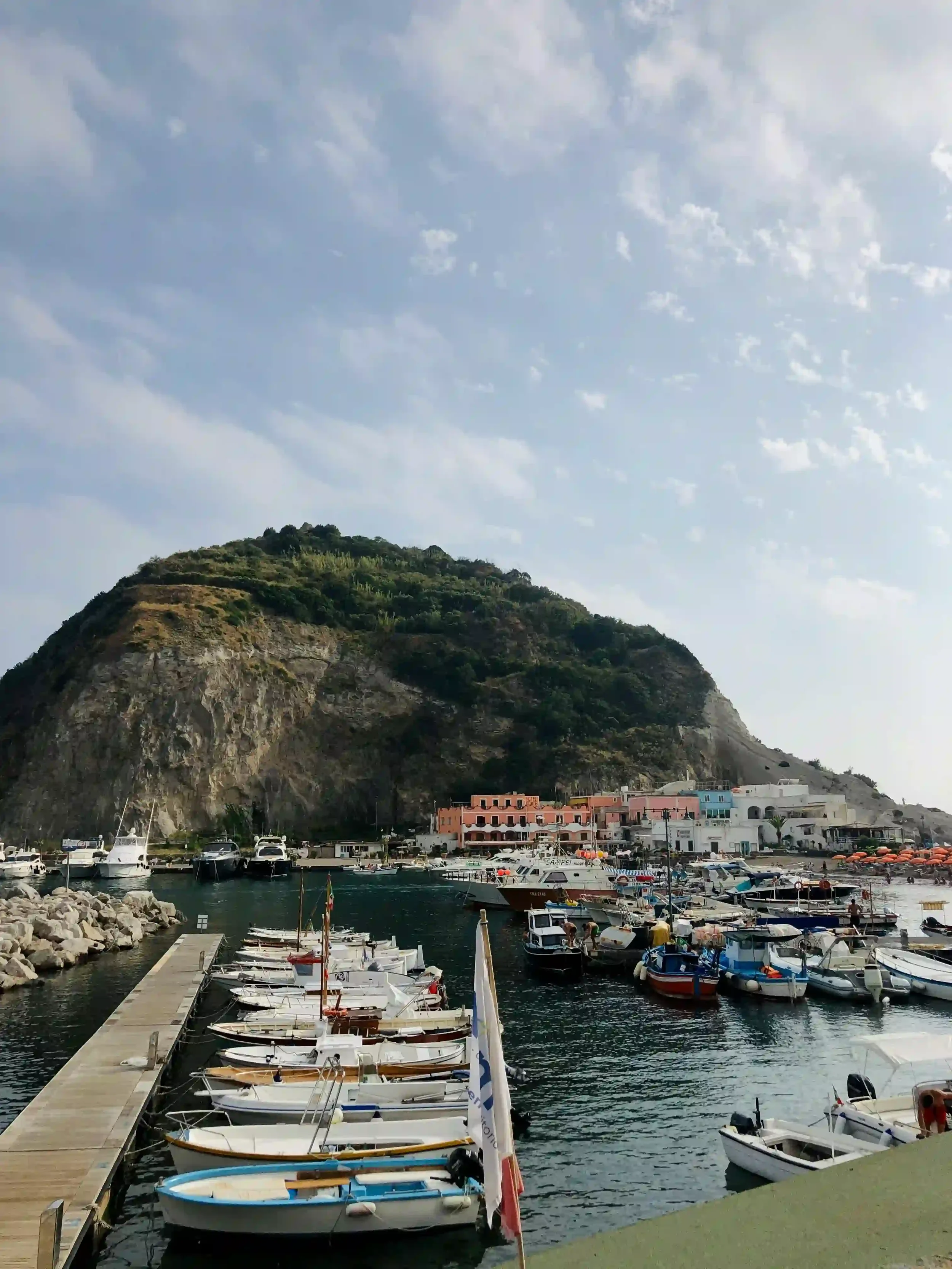 Port de Sant'Angelo, bateaux amarrés et le rocher en arrière plan