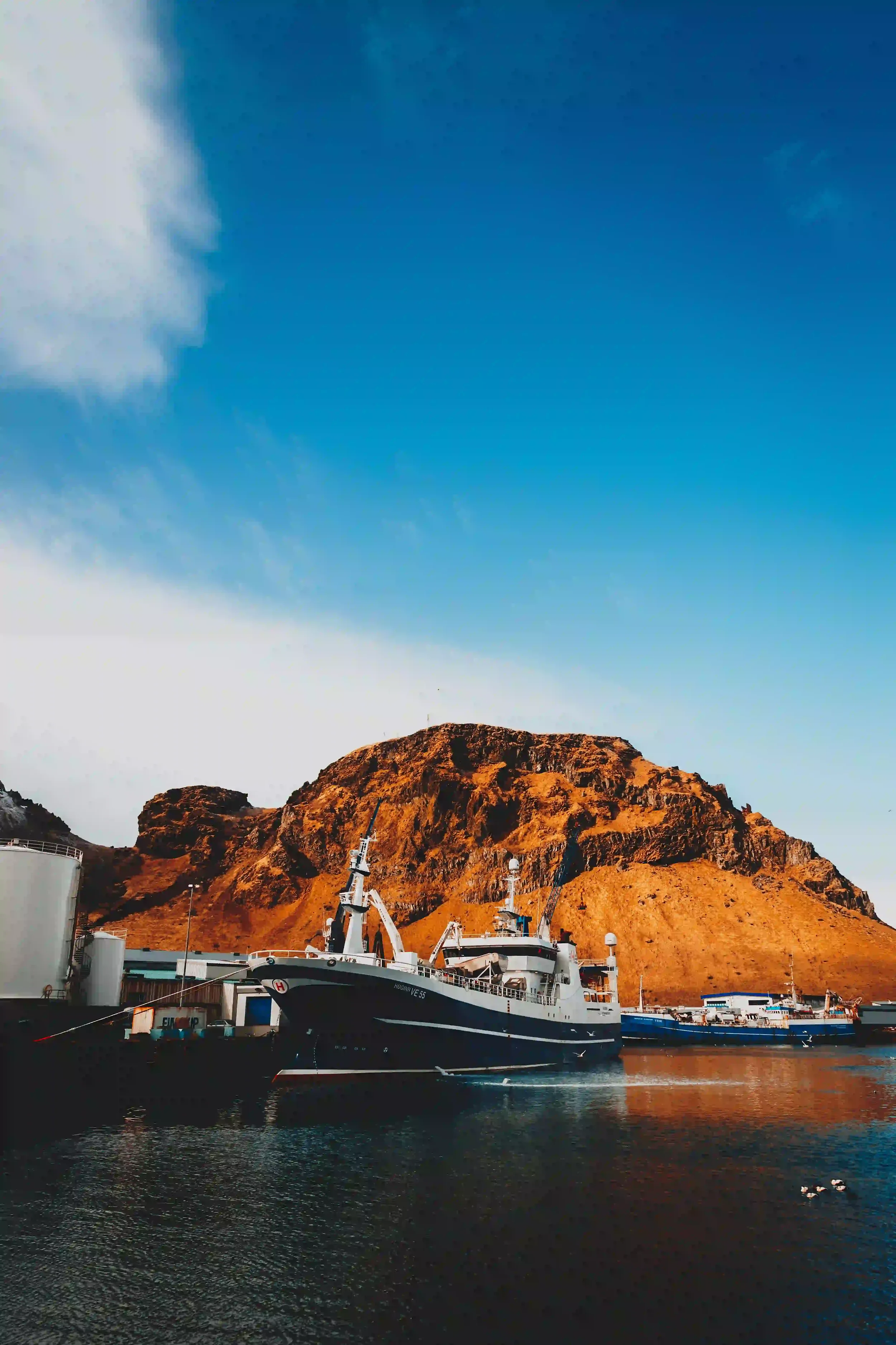 Bateau de pêche dans le port de Heimaey, îles Vestmann, en Islande