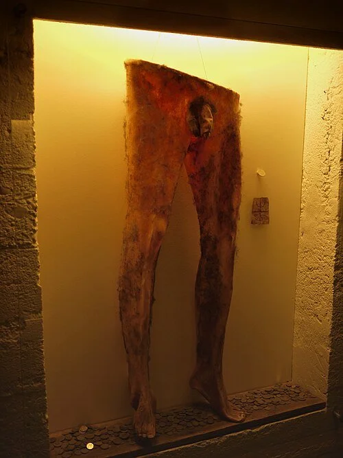 Réplique de nábrók, les nécropants du folklore islandais, exposée au Musée de la Sorcellerie de Hólmavík