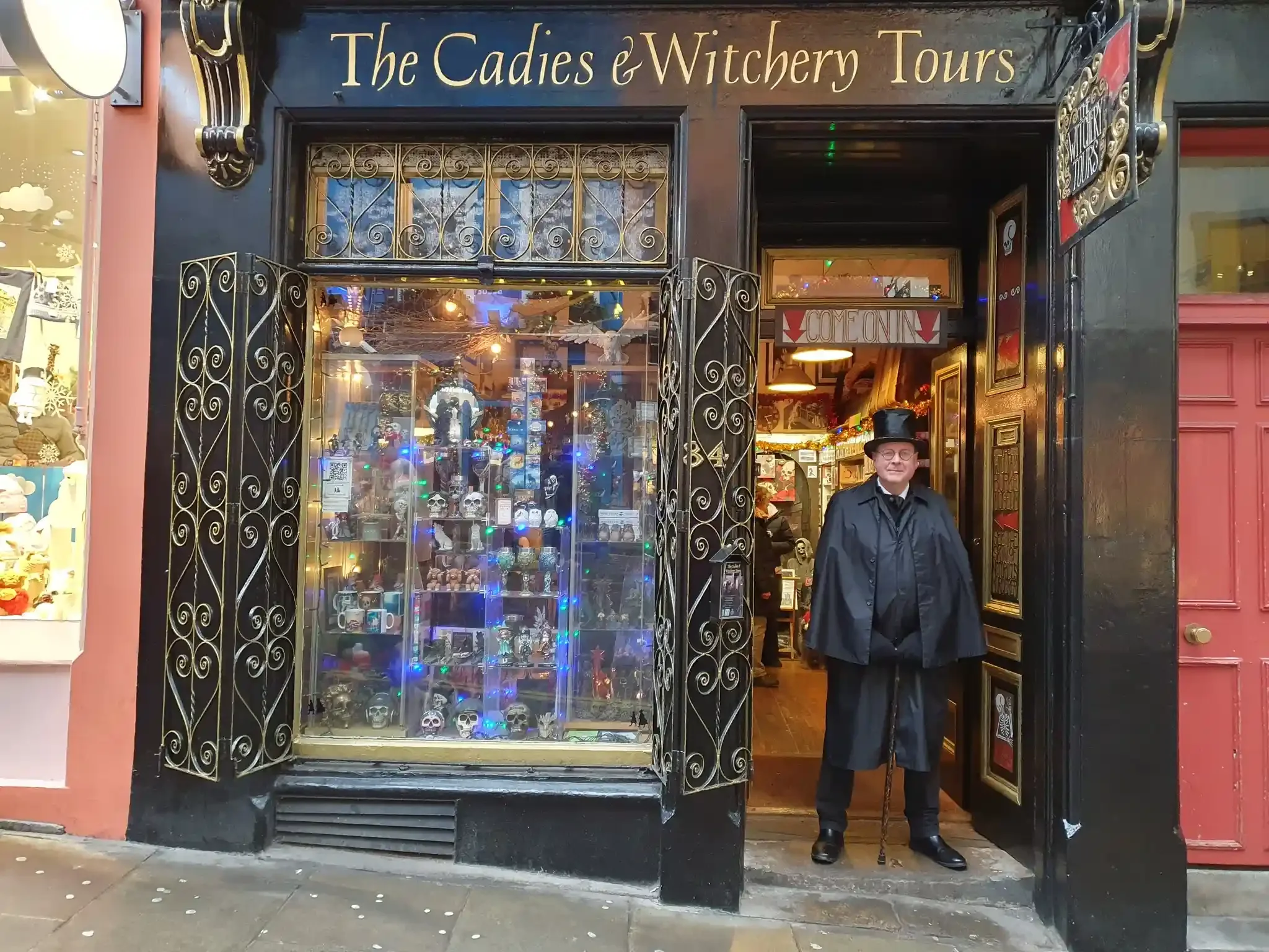 Devanture du Cadies & Witchery Tours sur Victoria Street à Édimbourg, où est exposé l'étui en peau de William Burke