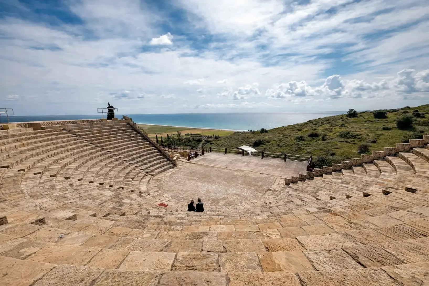 Théâtre antique de Kourion, ses gradins de pierre face à la mer Méditerranée, à Chypre