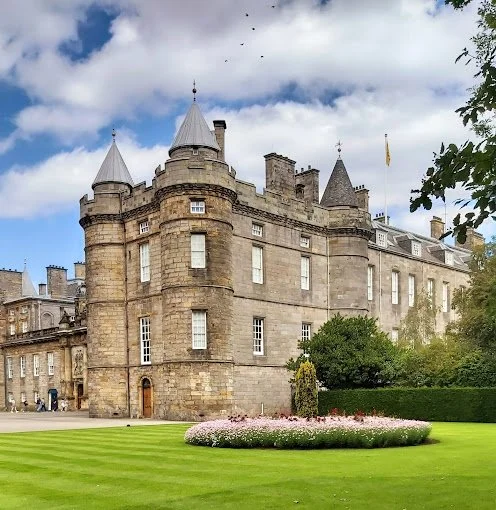 Grilles d'entrée et façade du palais de Holyrood, résidence royale d'Édimbourg