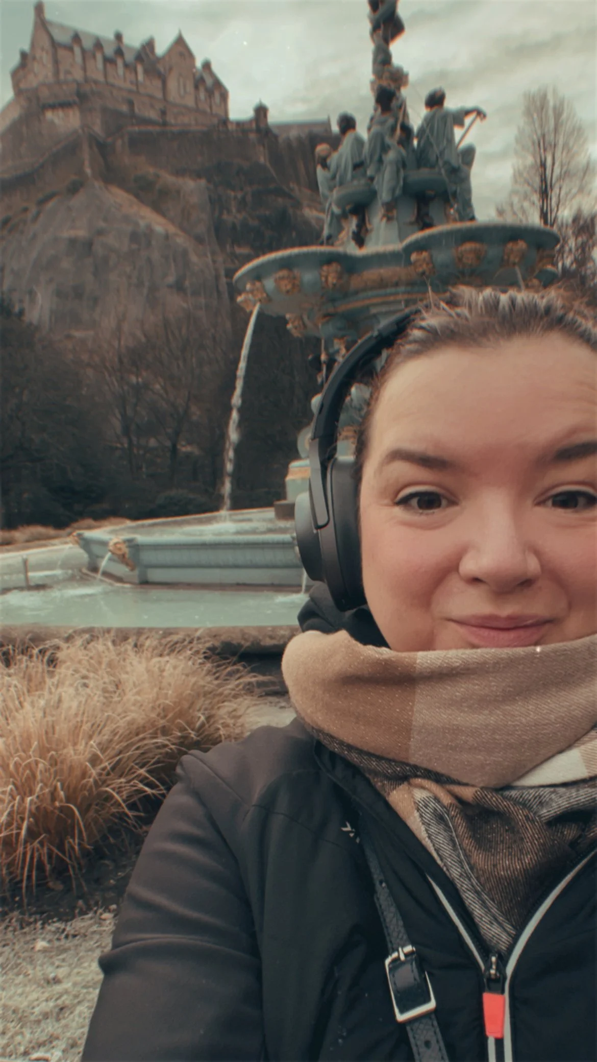 Auriane Rezé-Duclos à Édimbourg en hiver, devant le château