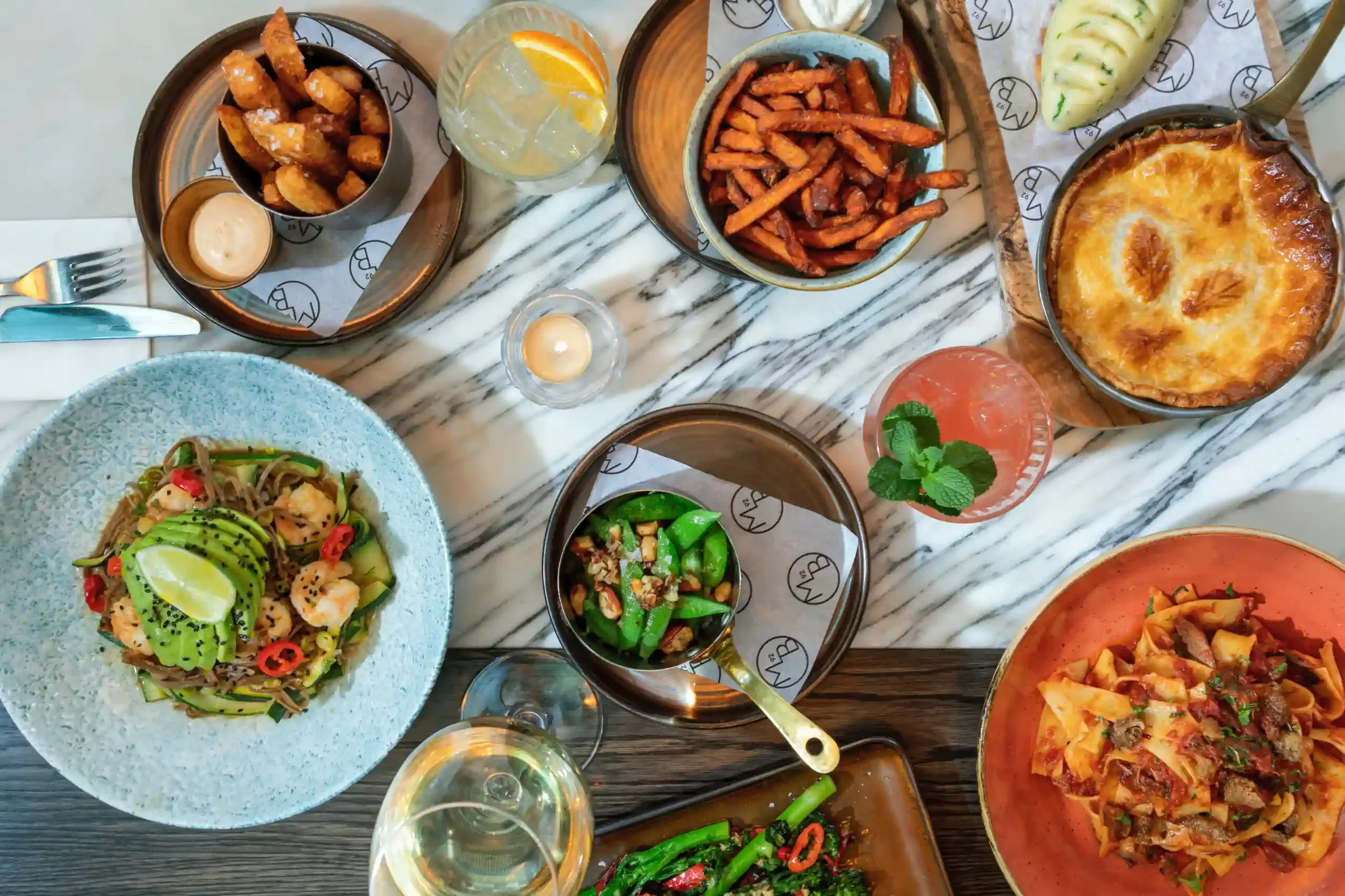 Table de brunch chez Montpeliers à Bruntsfield, Édimbourg, avec plats variés sur marbre blanc