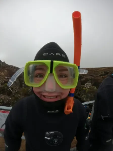 Auriane en tenue de snorkeling a Silfra