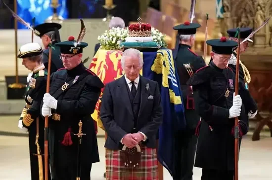 La couronne d'Écosse posée sur le cercueil d'Élisabeth II lors de la Vigil of the Princes à la cathédrale Saint-Gilles d'Édimbourg, septembre 2022