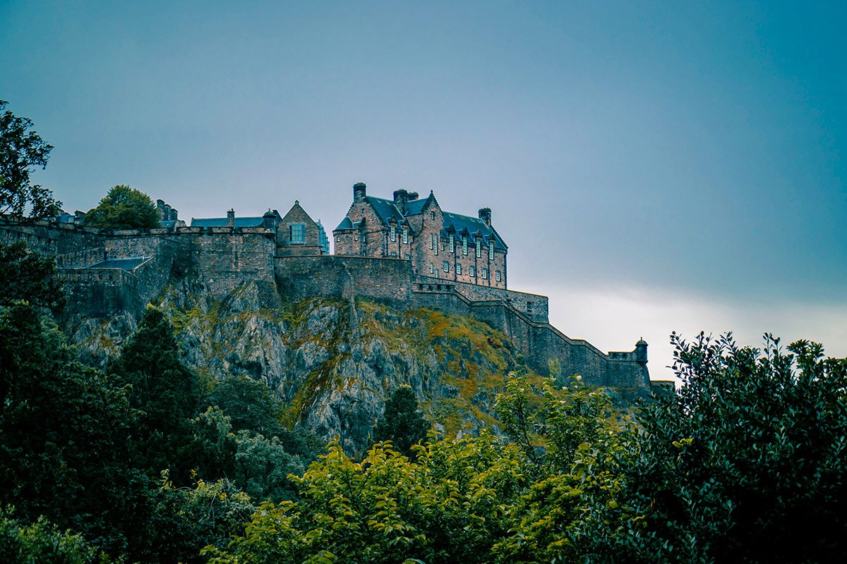 Vue extérieure du château d'Édimbourg perché sur son rocher volcanique, lieu du Black Dinner de 1440