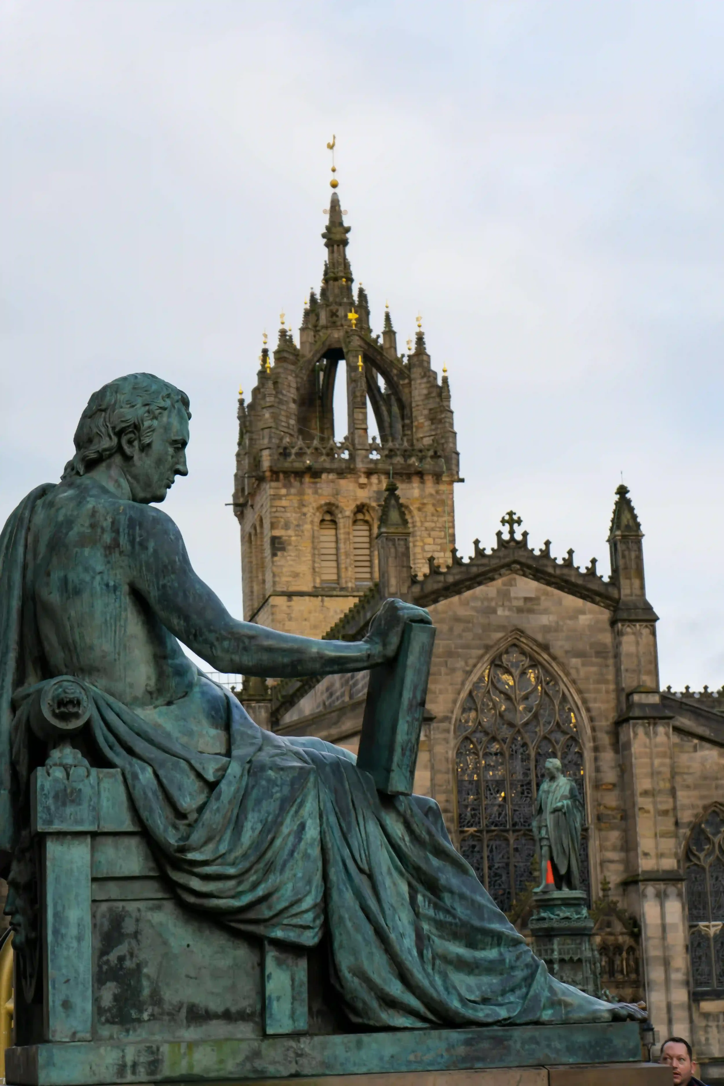 Statue de David Hume sur le Royal Mile d'Édimbourg devant la cathédrale St Giles