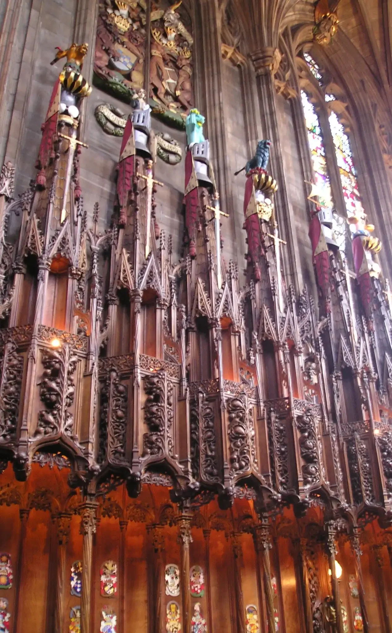 Les épées, heaumes et blasons des Chevaliers de l'Ordre du Chardon, tel qu'exposés au dessus de leurs stalles dans la chapelle du Chardon, cathédrale Saint-Gilles, Édimbourg