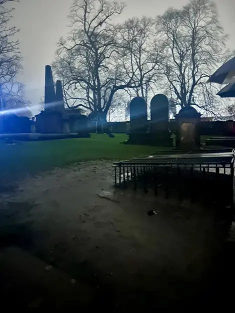 Tombes de Greyfriars Kirkyard à la nuit tombée, cimetière d'Édimbourg