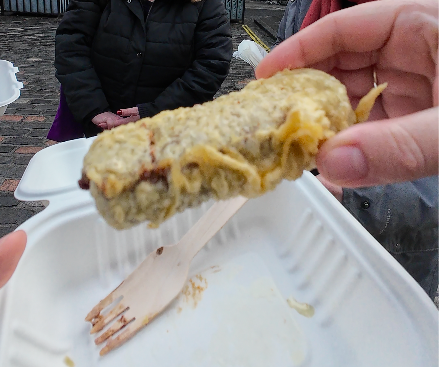 Mars frit tenu à la main, spécialité écossaise de street food