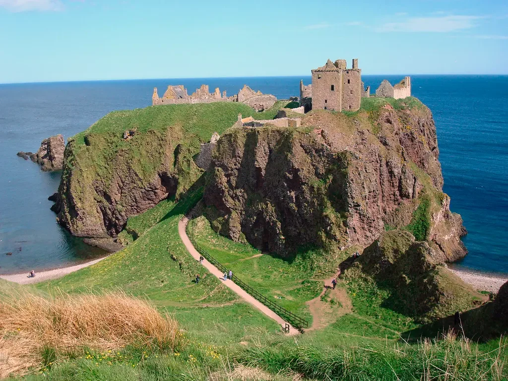 Dunnottar Castle perché sur sa falaise en Aberdeenshire, Écosse — le château où les Honours of Scotland ont été assiégés par Cromwell en 1651
